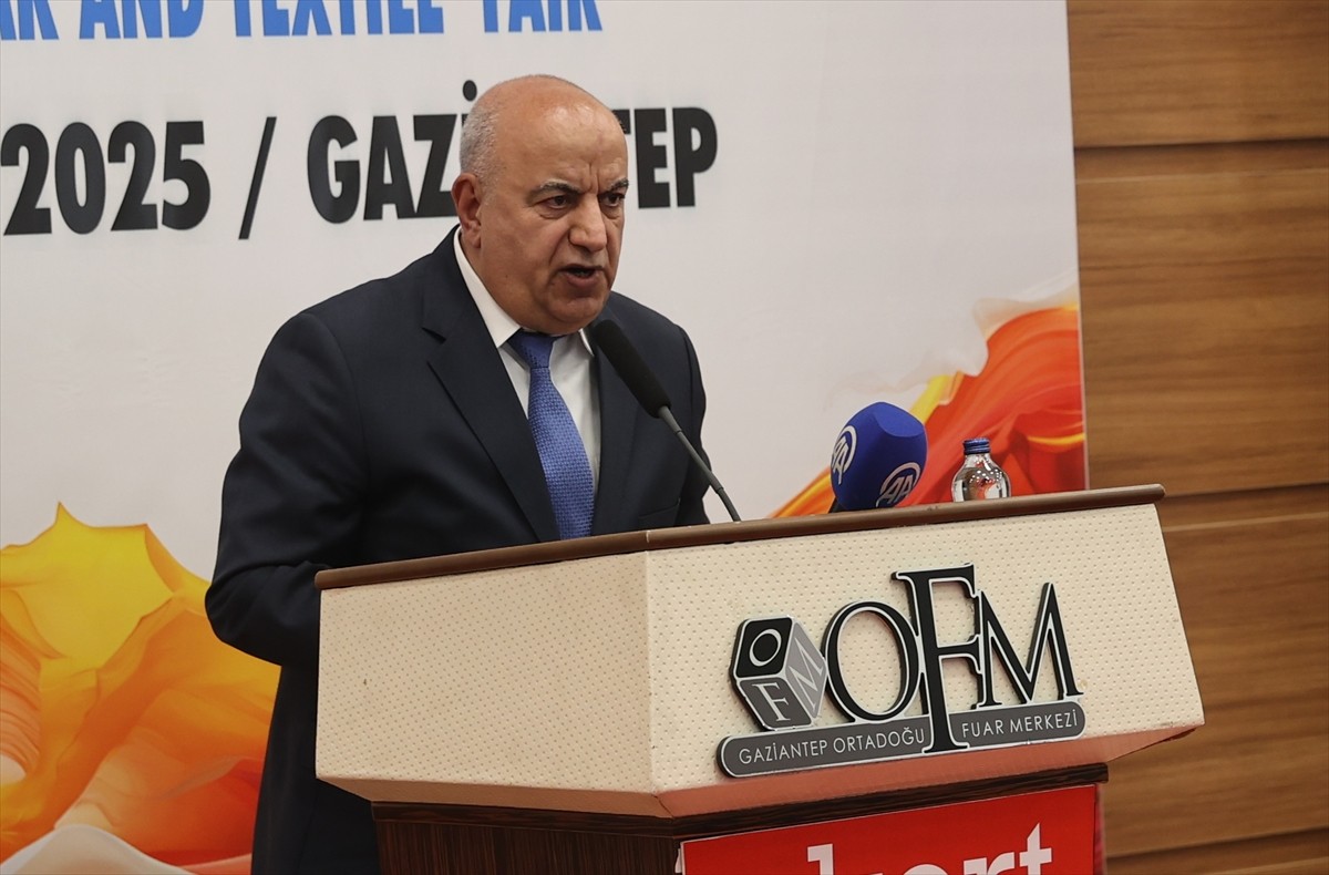Gaziantep'te düzenlenen 12. PENTEX Penye, Tekstil ve Teknolojileri Fuarı, ziyaretçilerine...