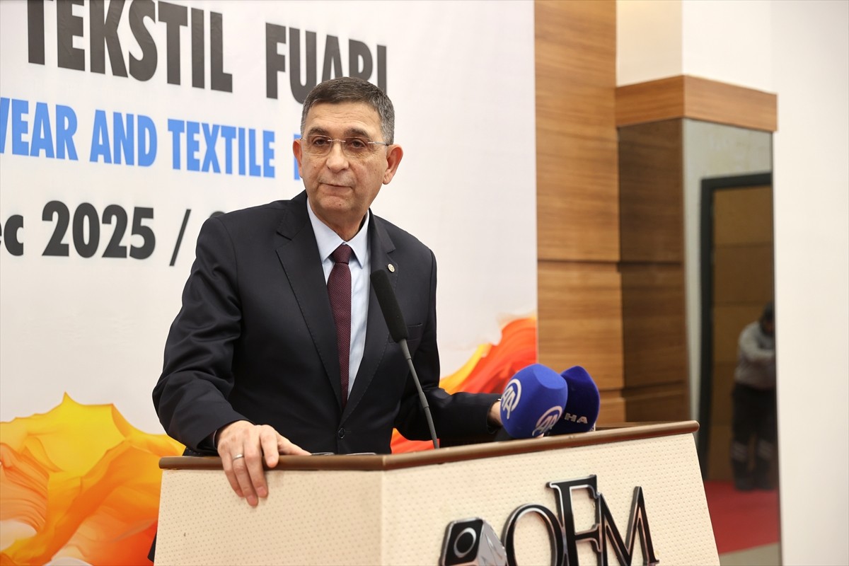 Gaziantep'te düzenlenen 12. PENTEX Penye, Tekstil ve Teknolojileri Fuarı, ziyaretçilerine...