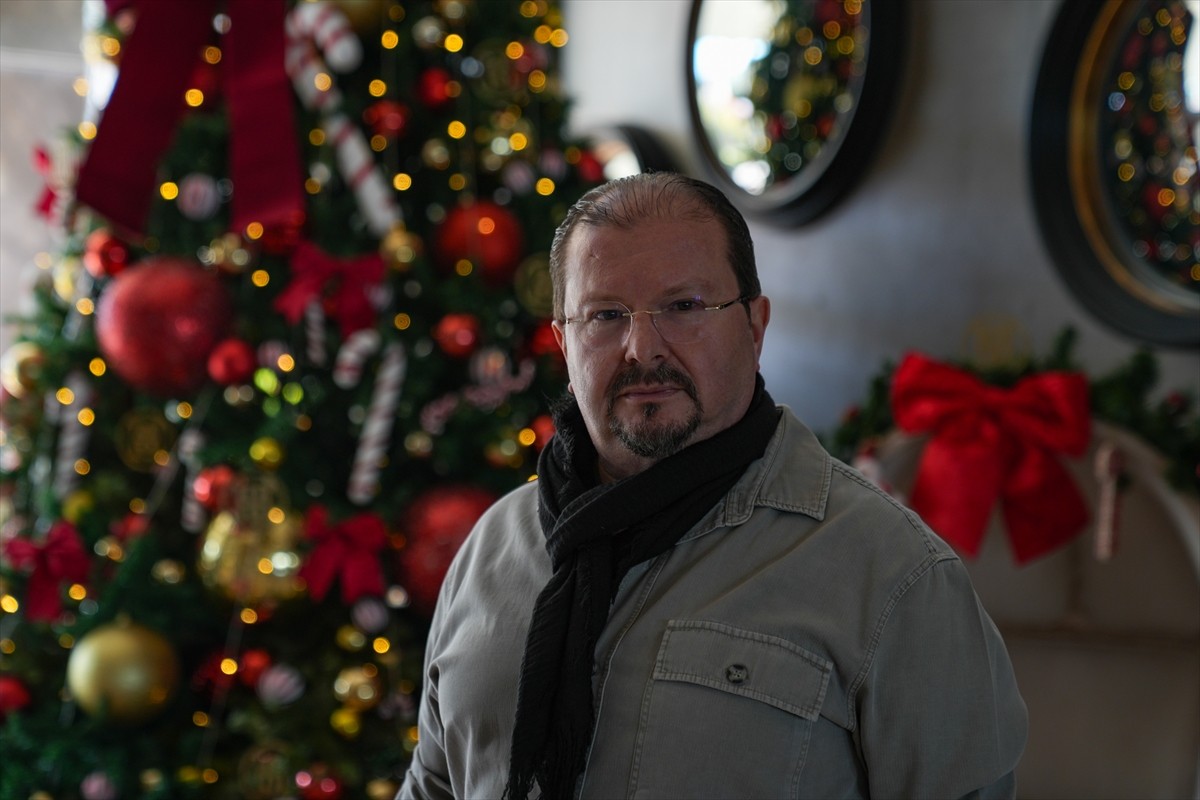 Türkiye'nin önemli turizm merkezlerinden İzmir'in Çeşme ilçesinde yılbaşı hazırlıklarını...