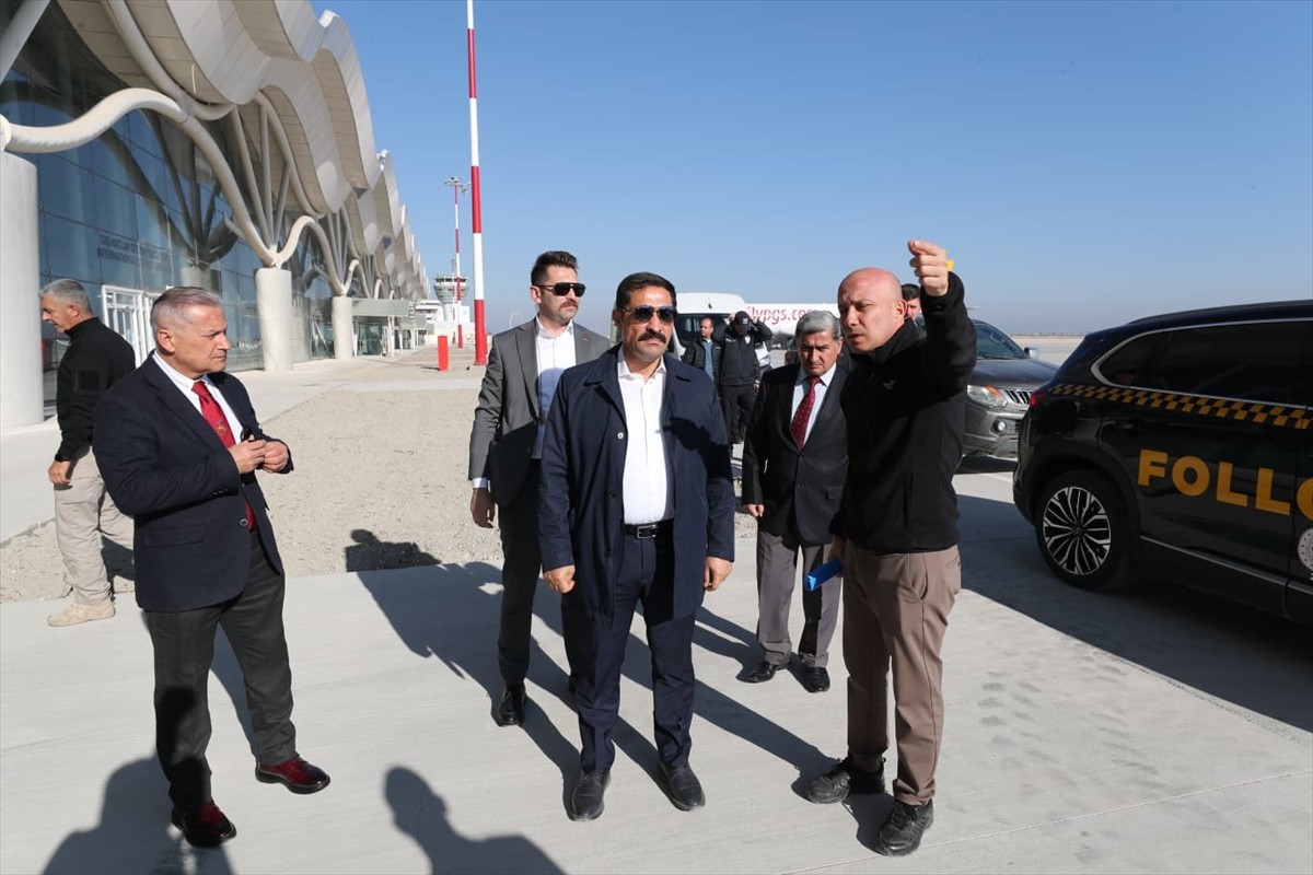 Hatay Havalimanı'nında ikinci pist, köprü ve yol çalışmaları devam ediyor. Vali Mustafa Masatlı...