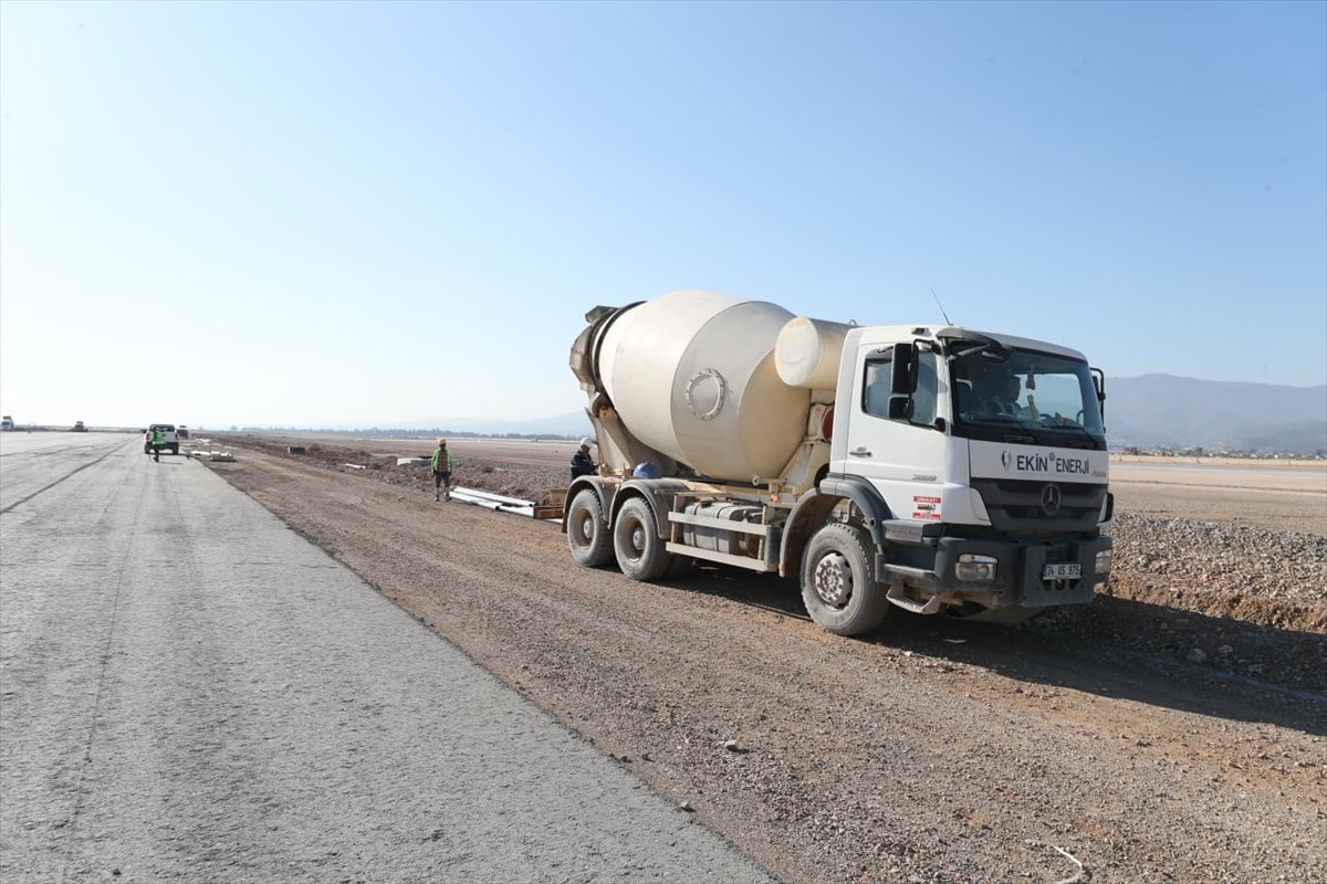 Hatay Havalimanı'nında ikinci pist, köprü ve yol çalışmaları devam ediyor. Vali Mustafa Masatlı...