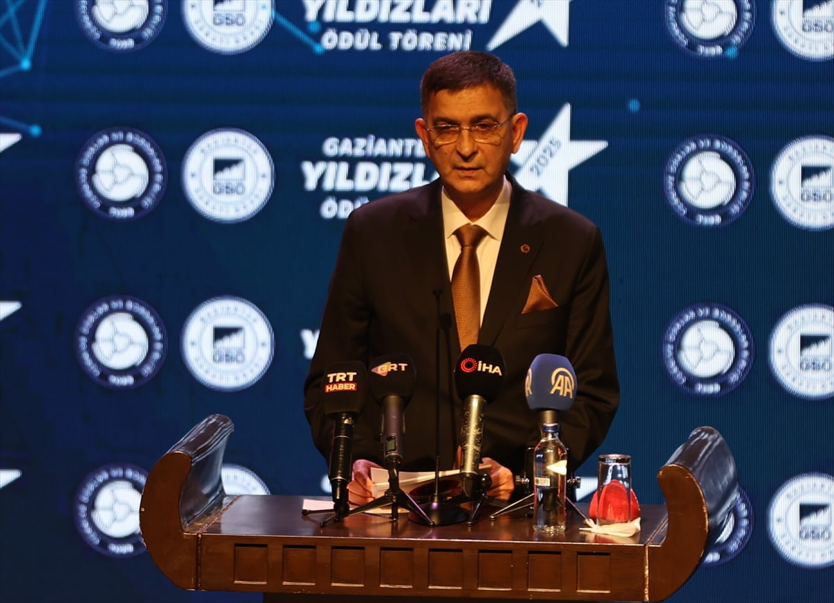 Sanayi ve Teknoloji Bakanı Mehmet Fatih Kacır, (ortada) Gaziantep Sanayi Odası tarafından...