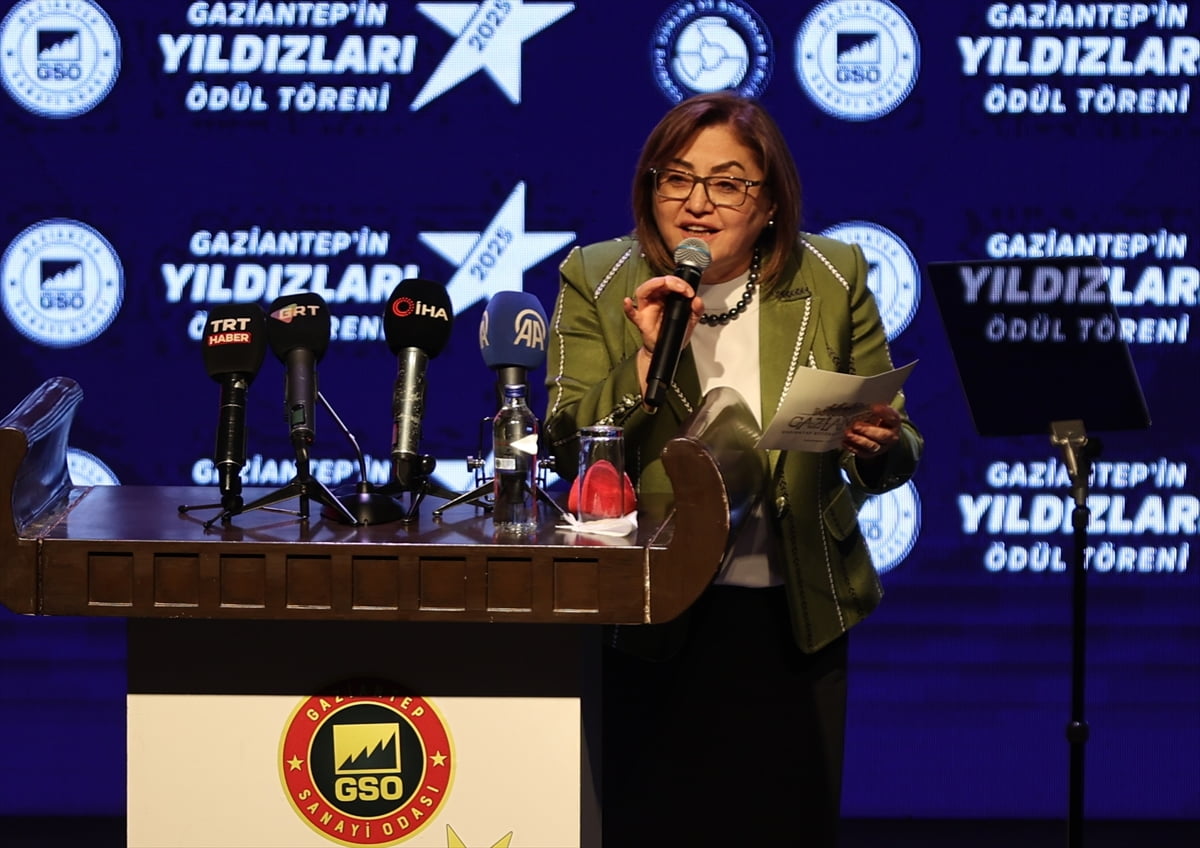 Sanayi ve Teknoloji Bakanı Mehmet Fatih Kacır, (ortada) Gaziantep Sanayi Odası tarafından...