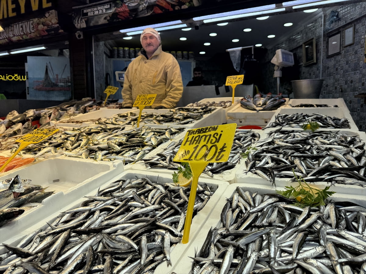 Trabzon'daki balıkçı tezgahlarında hamsi ve istavritin kilogramı 100 liradan satışa...