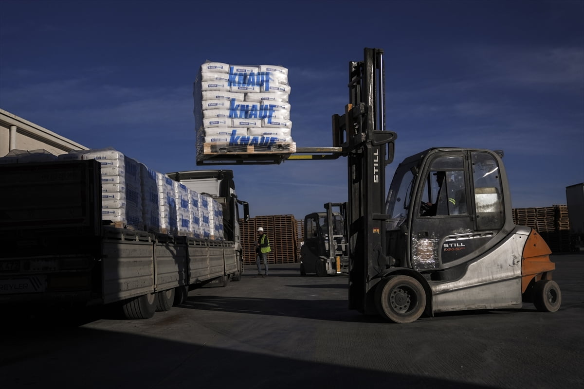Sanayinin alt kollarından yapı malzemeleri sektöründe üretim süreçleri, kapasite artışının yanı...