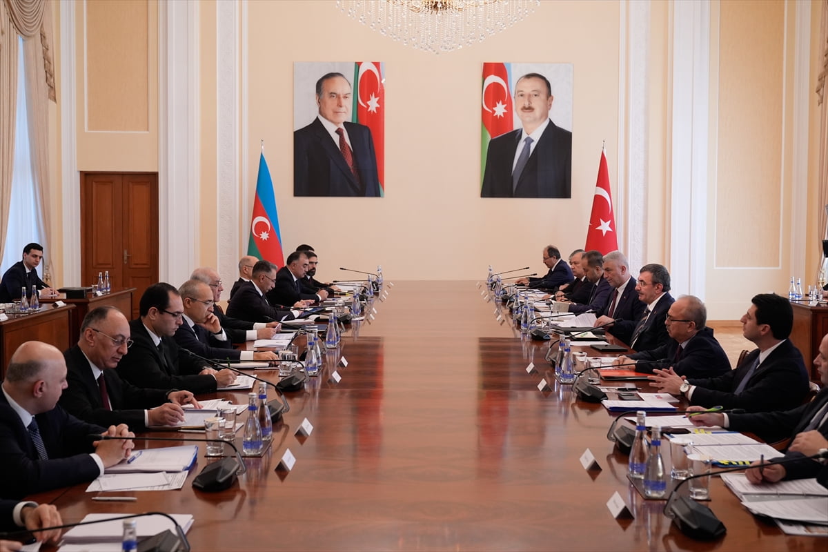 Cumhurbaşkanı Yardımcısı Cevdet Yılmaz (sağda) ve Azerbaycan Başbakanı Ali Asadov (solda)...