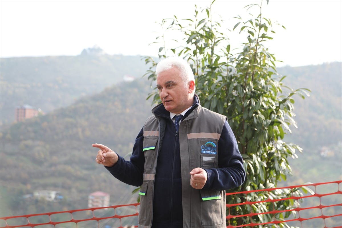 Çoruh Elektrik Dağıtım AŞ'nin basın mensuplarıyla düzenlediği saha ziyareti kapsamında, ekiplerin...