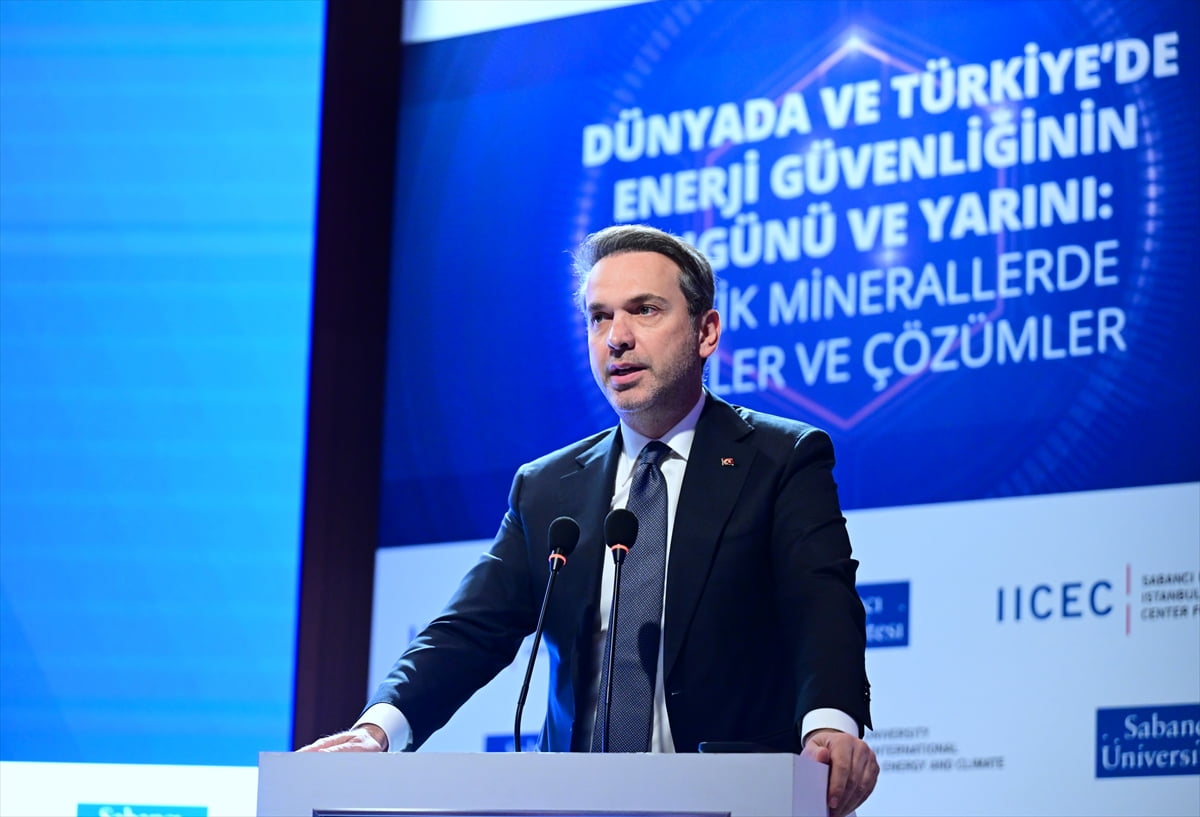 Enerji ve Tabii Kaynaklar Bakanı Alparslan Bayraktar (sol 5), Sabancı Üniversitesi İstanbul...