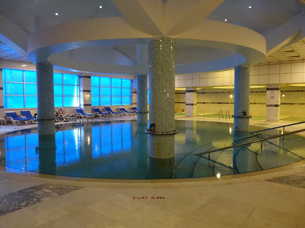 Kuzey Ege'de iç turizmin önemli tatil merkezlerinin bulunduğu Edremit Körfezi'ndeki termal...