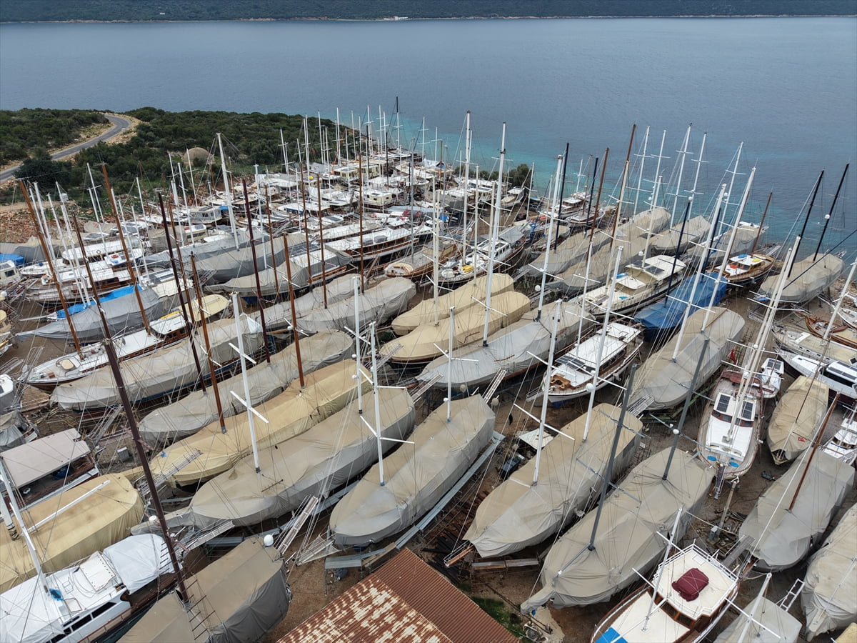 Muğla'nın Bodrum ilçesinde faaliyet gösteren tersane ve atölyelerde lüks yat ve tekne imalatı, kış...