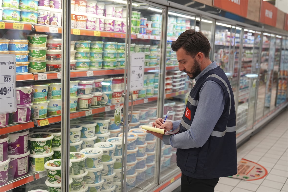 İzmir Ticaret İl Müdürlüğü ekipleri, yılbaşı öncesi temel gıda ve ihtiyaç ürünlerine yönelik...