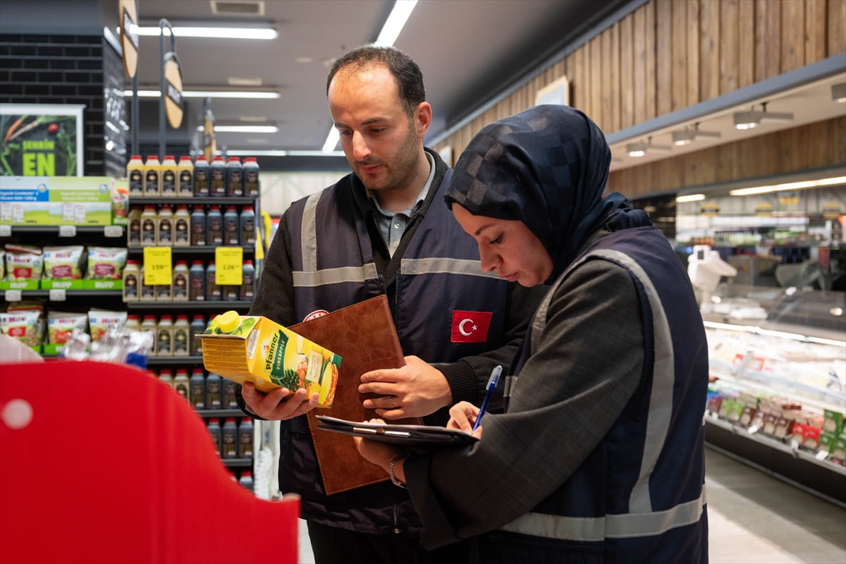 Ticaret Bakanlığı ekipleri, asgari ücret artışının ardından yaşanabilecek fahiş fiyat...