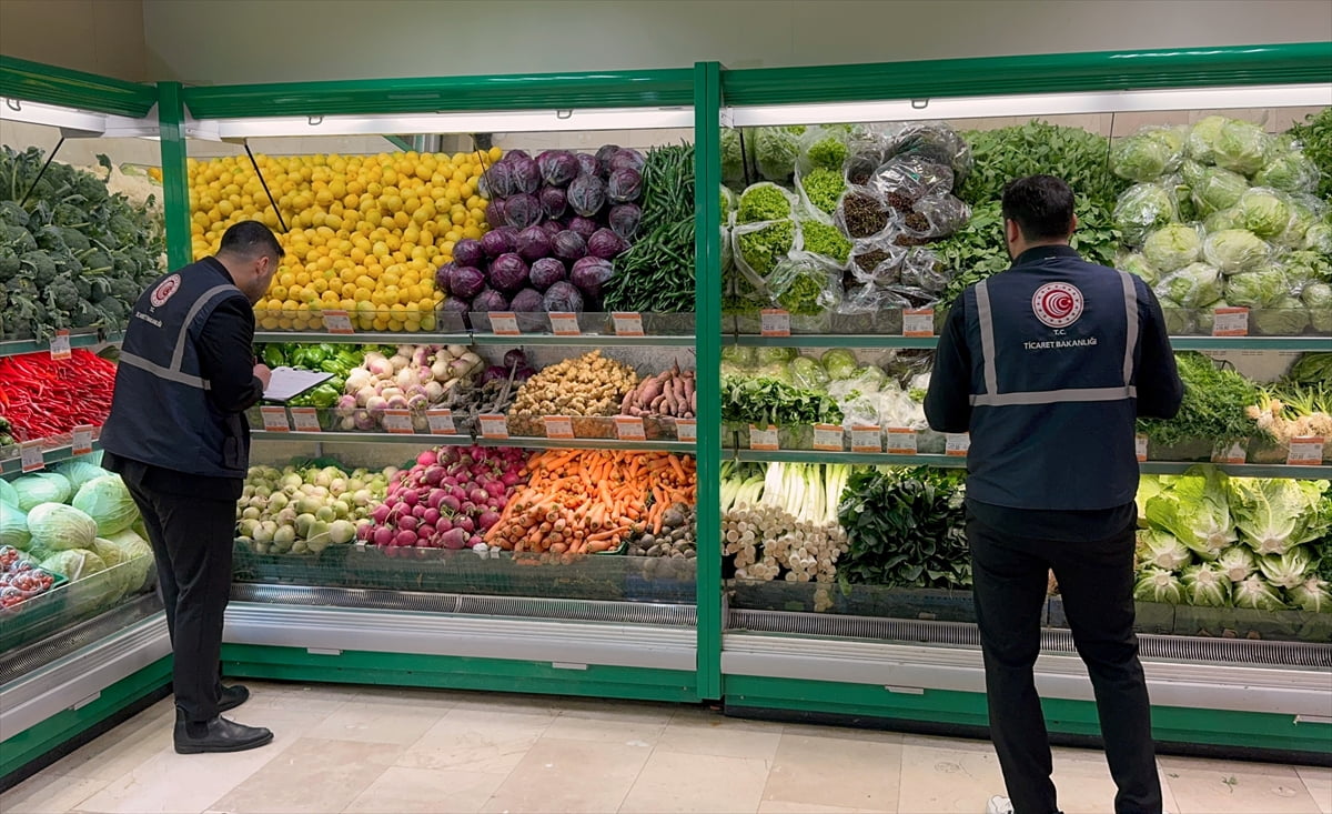 Adana'da Ticaret İl Müdürlüğü ekipleri, yeni asgari ücretin açıklanmasının ardından fahiş fiyat...