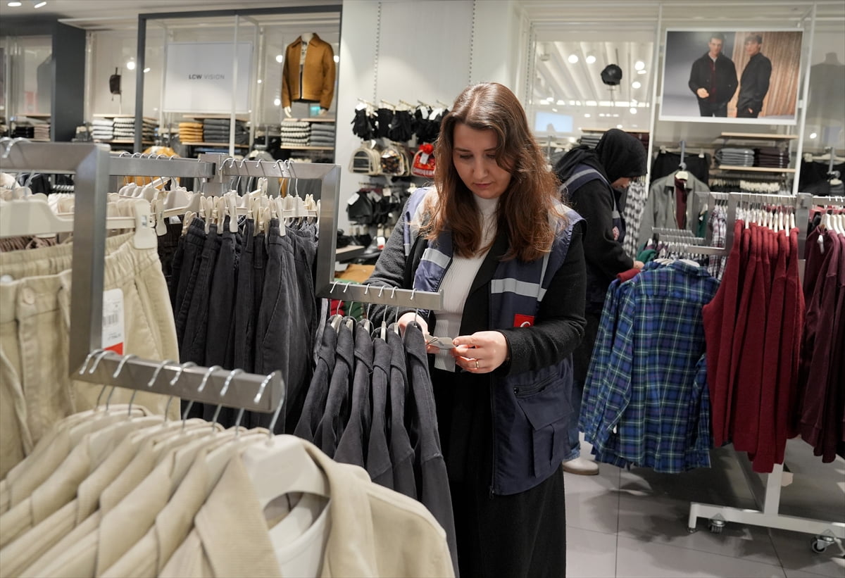 Ticaret Bakanlığına bağlı İstanbul Ticaret İl Müdürlüğü ekipleri, hem yılbaşı alışverişleri hem de...