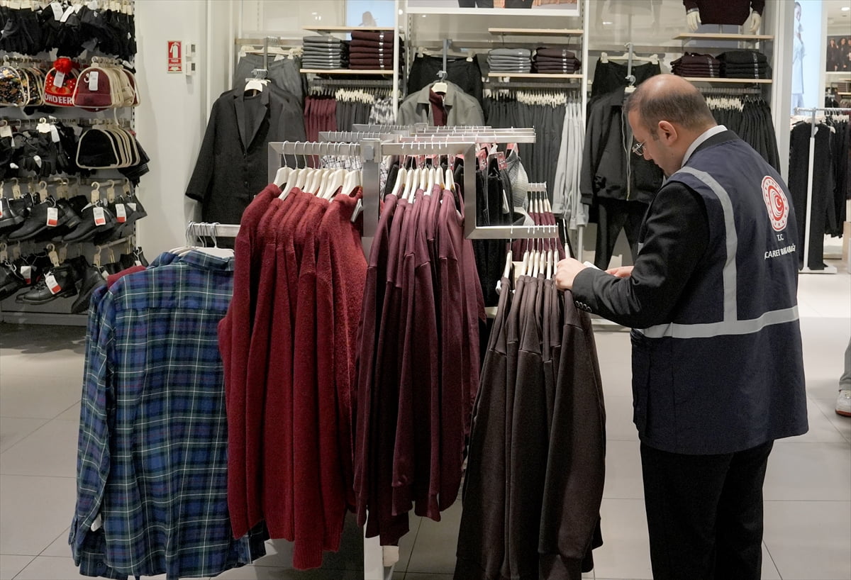 Ticaret Bakanlığına bağlı İstanbul Ticaret İl Müdürlüğü ekipleri, hem yılbaşı alışverişleri hem de...