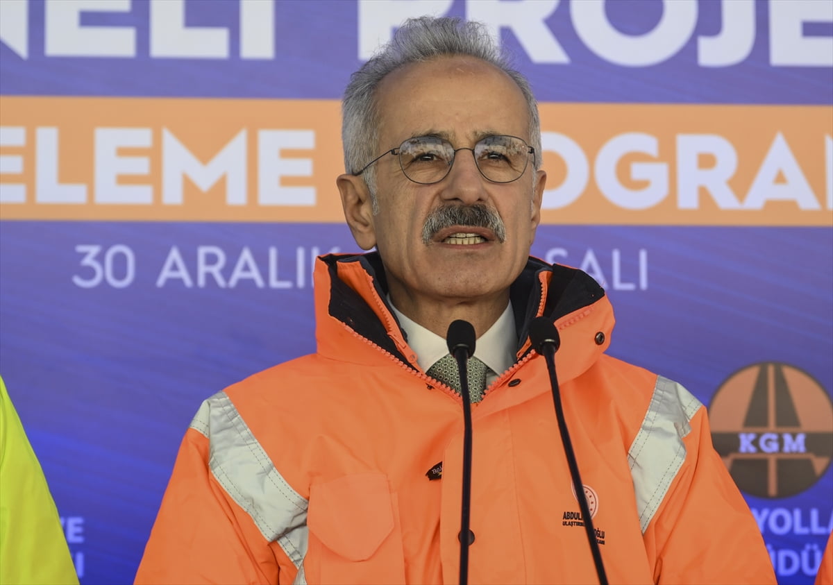 Ulaştırma ve Altyapı Bakanı Abdulkadir Uraloğlu (ortada), Sarıyer-Kilyos Tüneli ve Bağlantı Yolu...