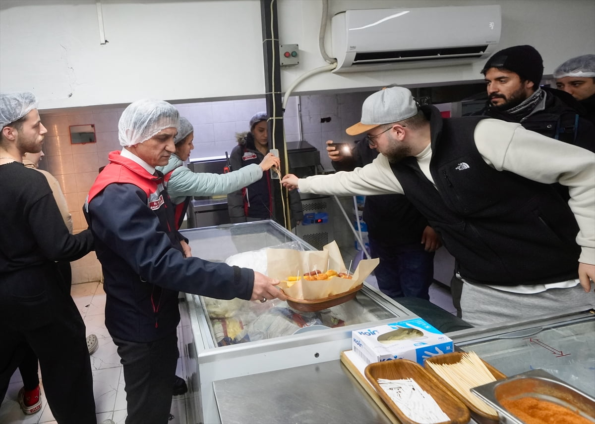 İstanbul İl Tarım ve Orman Müdürlüğü ekipleri, yılbaşı öncesi alkollü ürün satışı yapılan toplu...