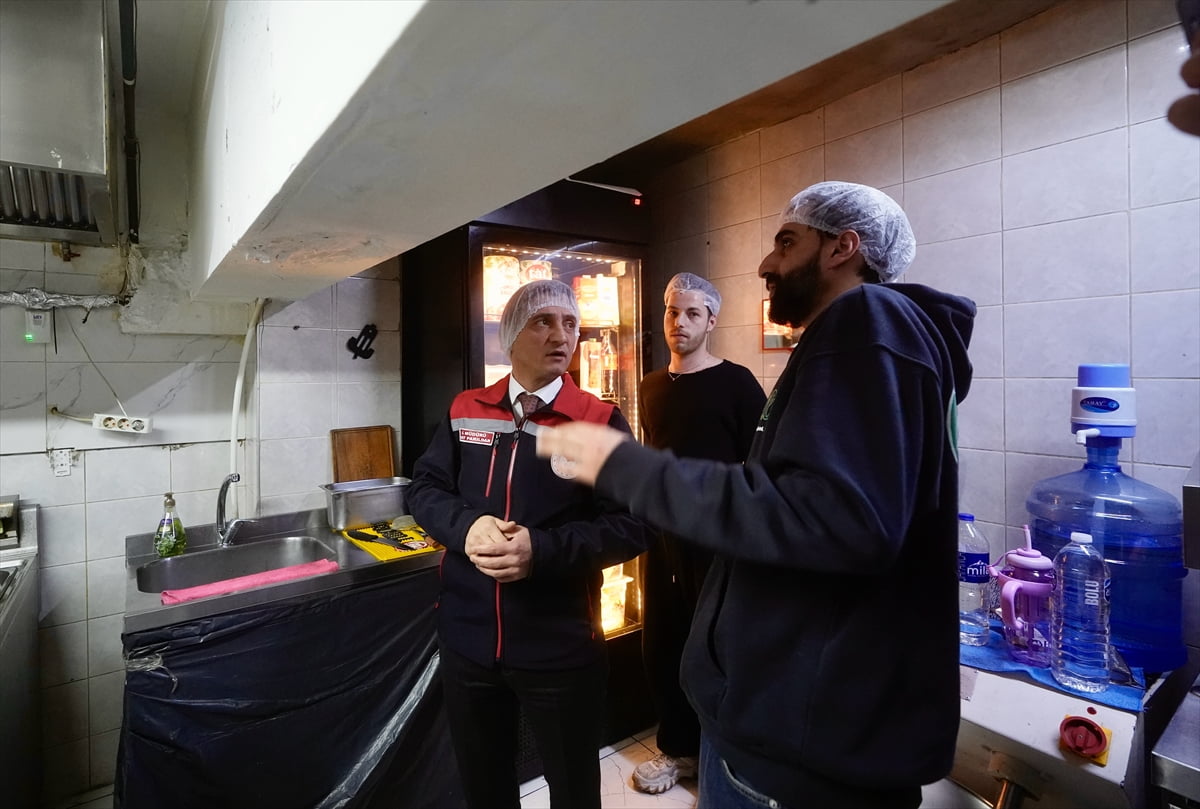 İstanbul İl Tarım ve Orman Müdürlüğü ekipleri, yılbaşı öncesi alkollü ürün satışı yapılan toplu...