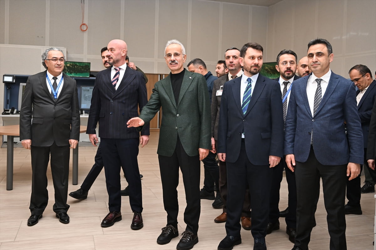 Ulaştırma ve Altyapı Bakanı Abdulkadir Uraloğlu, Türkiye Hava Trafik Kontrol Merkezi'nde yürütülen...