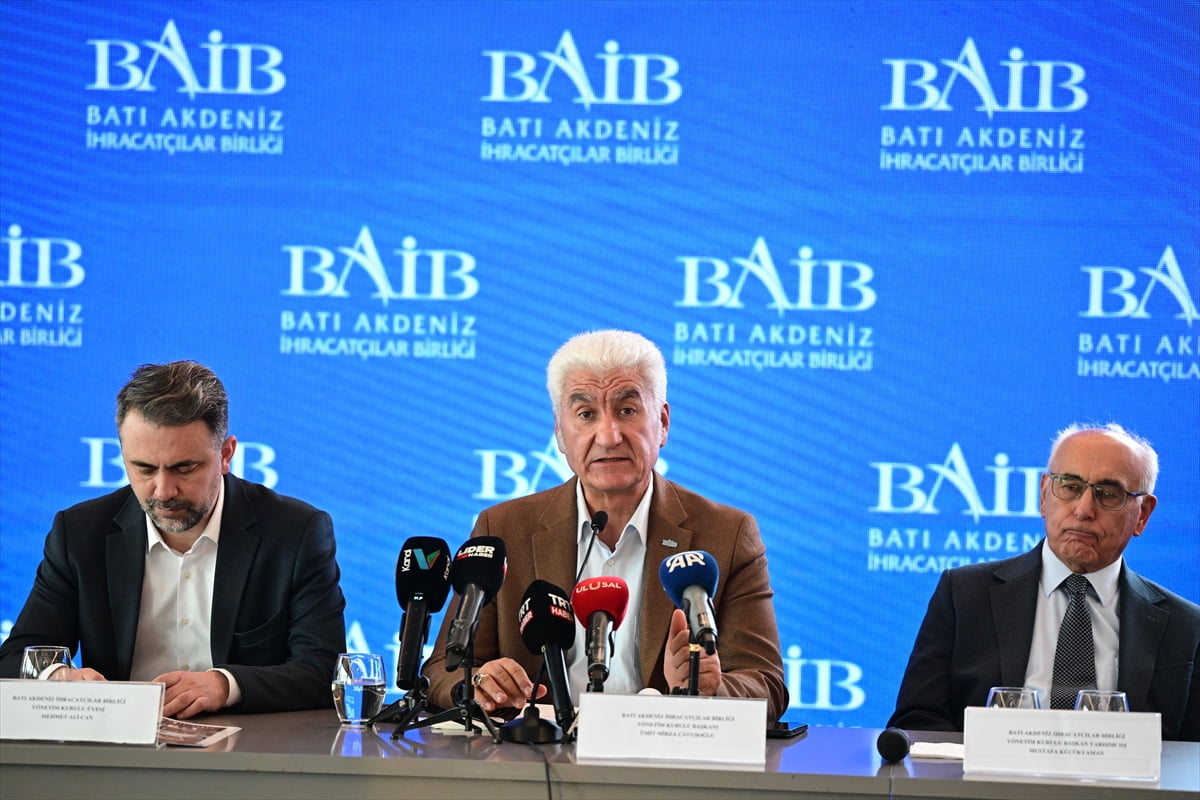 Batı Akdeniz İhracatçılar Birliği (BAİB) Yönetim Kurulu Başkanı Ümit Mirza Çavuşoğlu (ortada)...