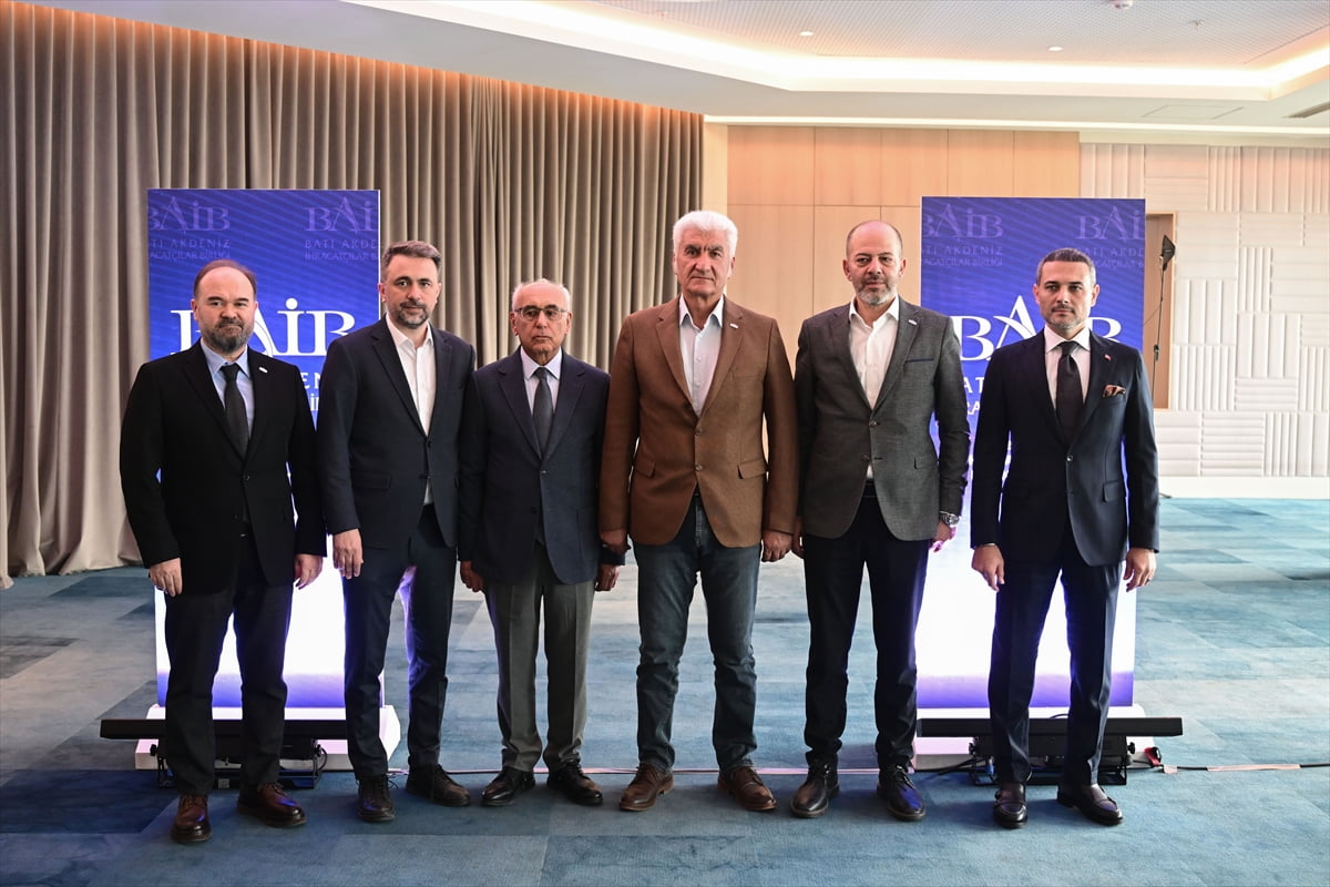 Batı Akdeniz İhracatçılar Birliği (BAİB) Yönetim Kurulu Başkanı Ümit Mirza Çavuşoğlu (ortada)...