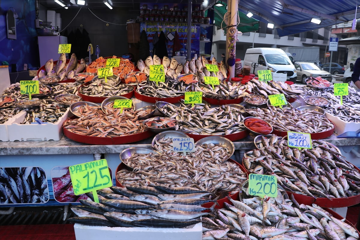 Rize'de balıkçı tezgahlarında en çok ilgi gören istavritin kilogramı 100 liradan satışa...