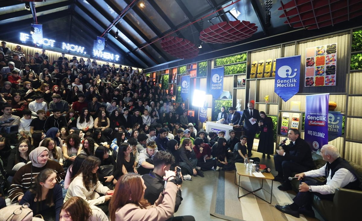 Enerji ve Tabii Kaynaklar Bakanı Alparslan Bayraktar, İstanbul'da Ümraniye Belediyesi Gençlik...