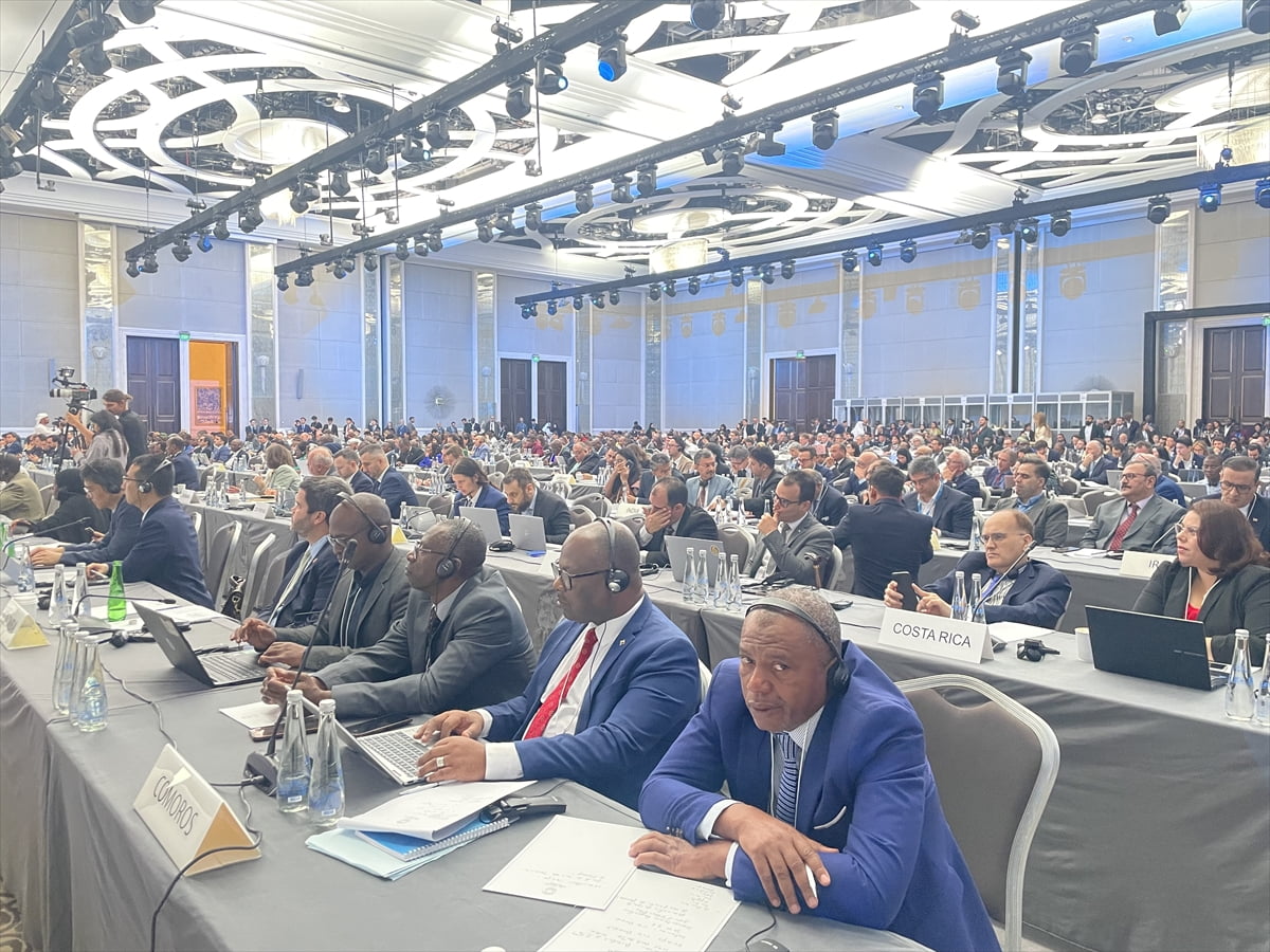 Uluslararası Yenilenebilir Enerji Ajansı (IRENA) Genel Direktörü Francesco La Camera (solda), ...