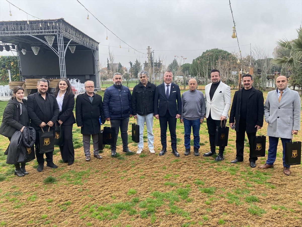Tariş Üzüm Birliği Yönetim Kurulu Başkanı Ferhat Şen (sağda), Manisa'nın Alaşehir ilçesinde...