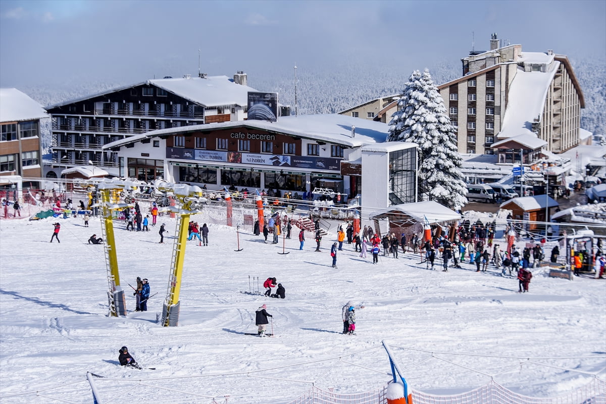 Türkiye’nin önemli kış ve kayak turizm merkezlerinden Uludağ’daki otel ve tesisler, yarıyıl...