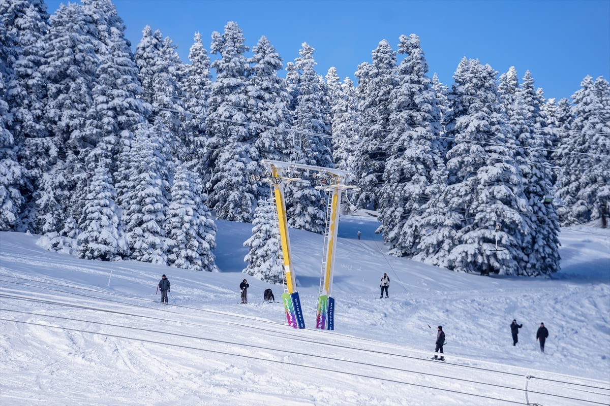Türkiye’nin önemli kış ve kayak turizm merkezlerinden Uludağ’daki otel ve tesisler, yarıyıl...