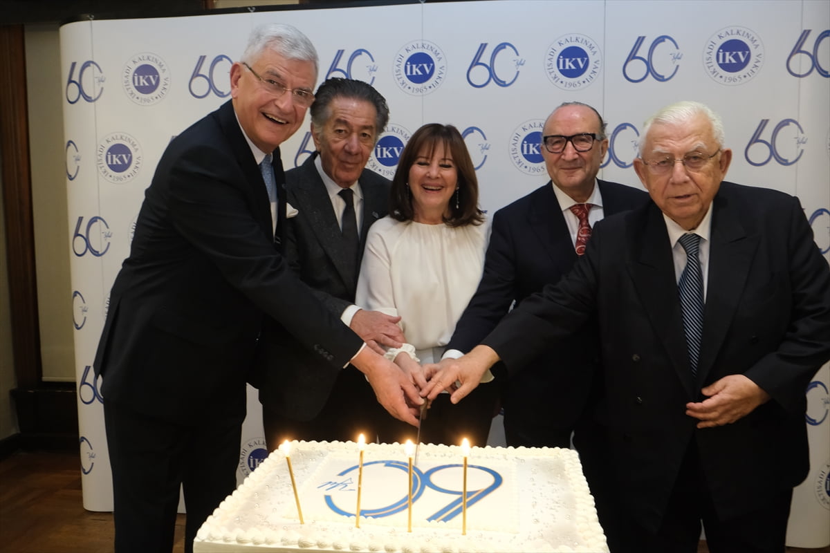 İktisadi Kalkınma Vakfının 60'ıncı yılını kutladığı etkinlik, iş ve siyaset dünyasından isimlerin...