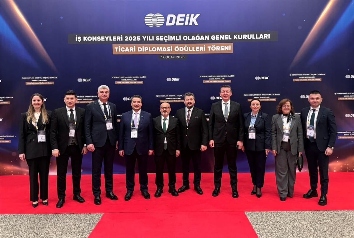 Anadolu Aslanları İş Adamları Derneği (ASKON) Antalya Şubesi Başkanı Onur Kacar (ortada) ve şube...