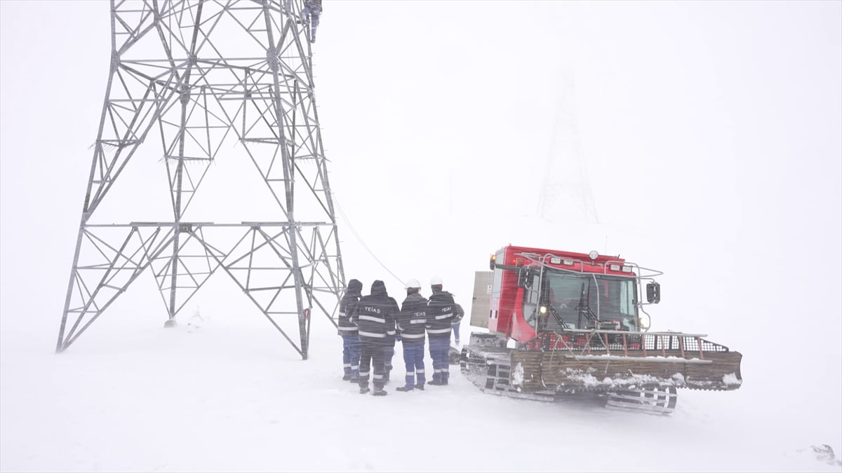 Enerji ve Tabii Kaynaklar Bakanı Alparslan Bayraktar, Türkiye'nin enerji omurgasını oluşturan...