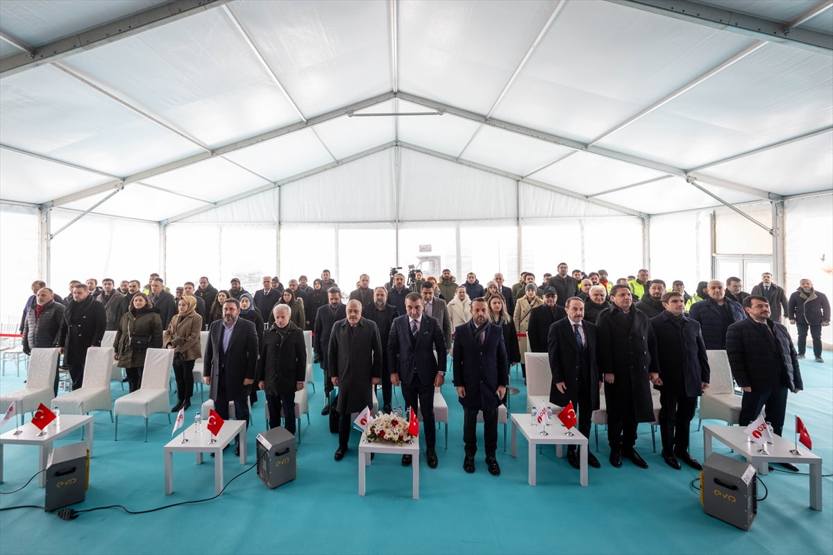 Enerji Piyasası Düzenleme Kurumu (EPDK) Başkanı Mustafa Yılmaz (sol 3) ve OZE Grup Yönetim Kurulu...