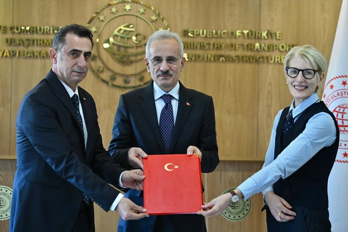 Ulaştırma ve Altyapı Bakanı Abdulkadir Uraloğlu(ortada), İngiltere ile işbirliği protokolü...