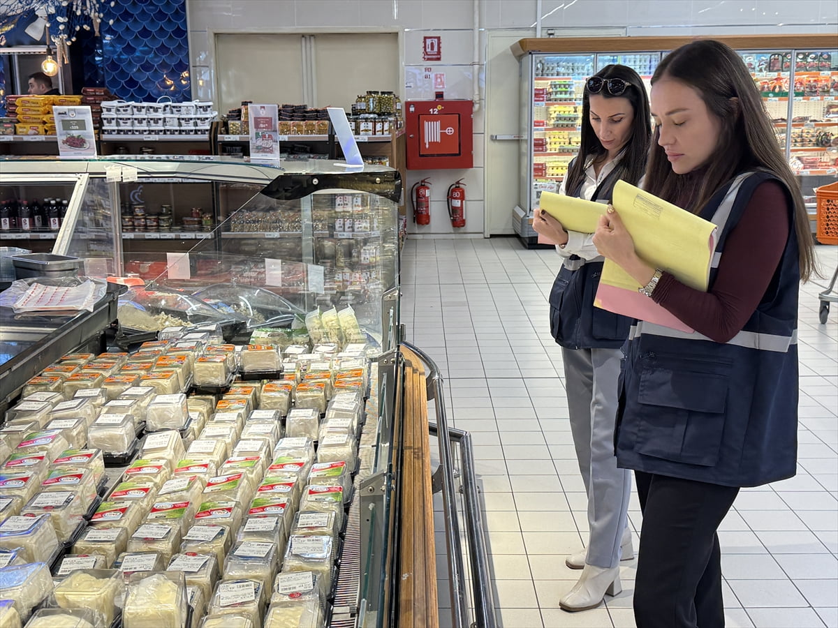 İzmir'de ramazan ayı öncesi fahiş fiyat artışlarının önüne geçilmesi amacıyla denetim...