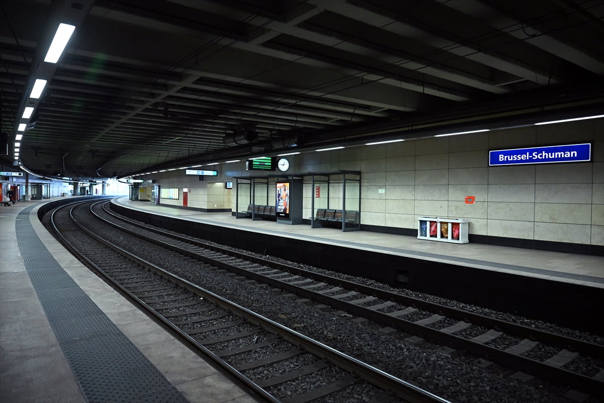 Belçika'daki çeşitli sendikaların çağrısıyla demir yolu çalışanları, hükümetin SNCB'nin yapısında...