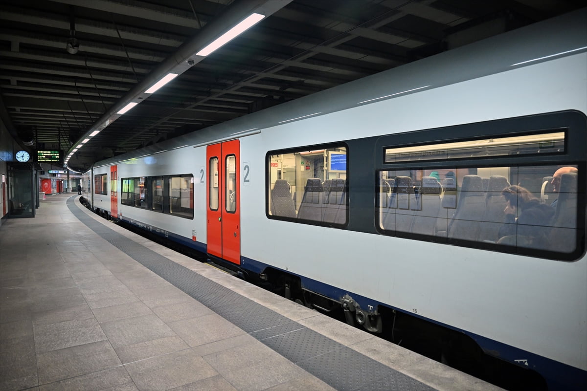 Belçika'daki çeşitli sendikaların çağrısıyla demir yolu çalışanları, hükümetin SNCB'nin yapısında...