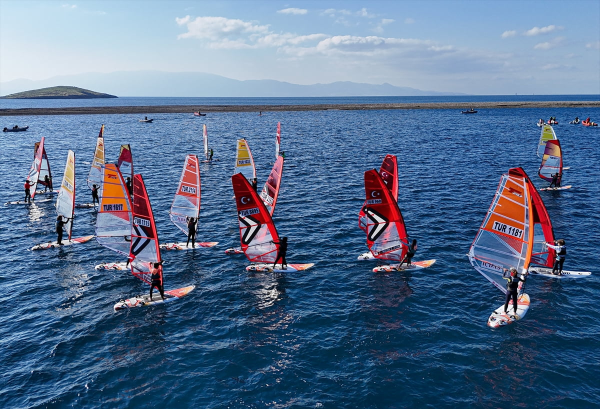 Yılın büyük bölümünde elverişli rüzgar koşullarına sahip olan İzmir'in Foça ilçesi, su sporları...