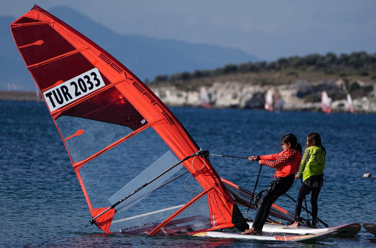 Yılın büyük bölümünde elverişli rüzgar koşullarına sahip olan İzmir'in Foça ilçesi, su sporları...