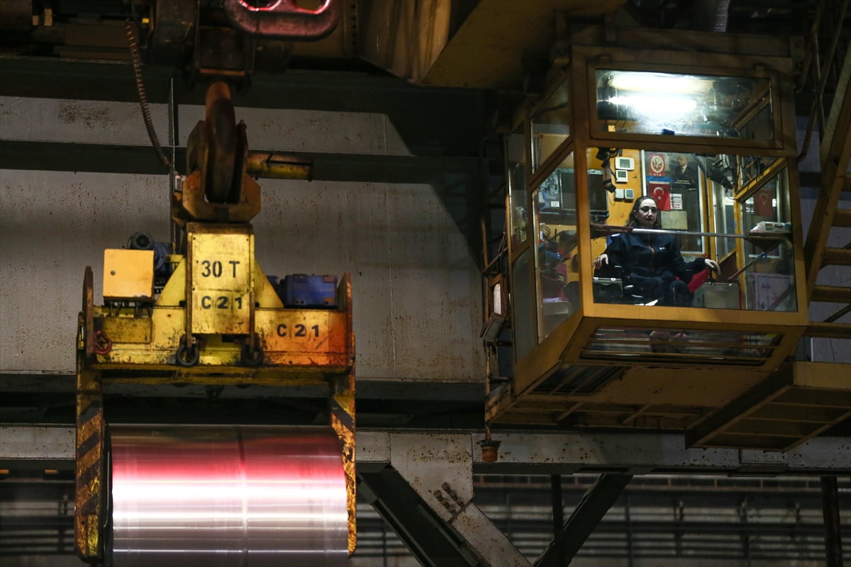 Bursa'nın Gemlik ilçesinde faaliyet gösteren çelik fabrikasında üretilen yassı çeliğin dolaylı...