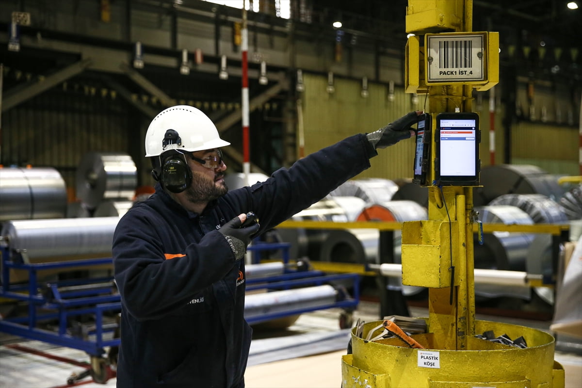 Bursa'nın Gemlik ilçesinde faaliyet gösteren çelik fabrikasında üretilen yassı çeliğin dolaylı...