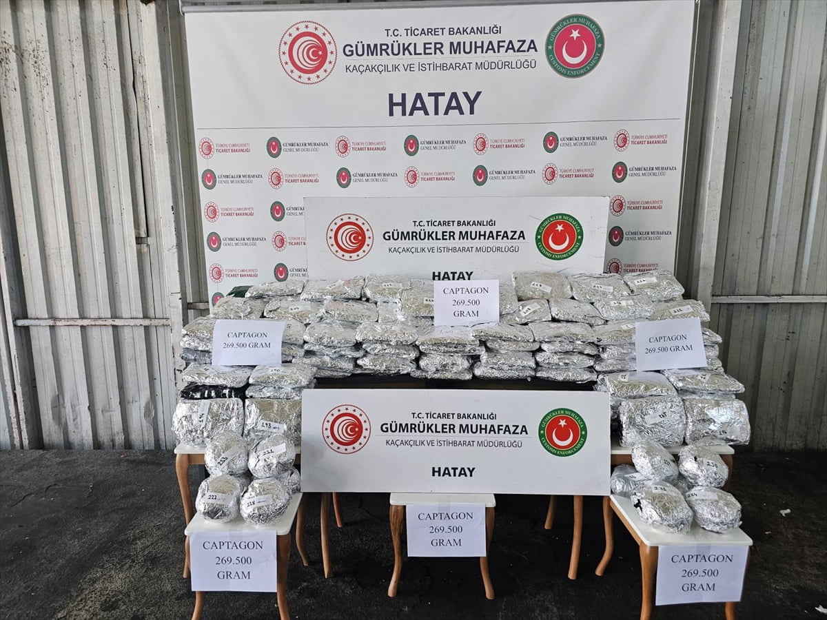 Gümrükler Muhafaza ekipleri, Hatay'ın İskenderun Limanı'nda 1 milyon 392 bin 238 captagon hapa...