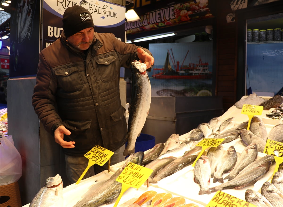 Trabzon'da balıkçı tezgahlarını süsleyen istavrit, kilogramı 100 liradan satışa sunuluyor.