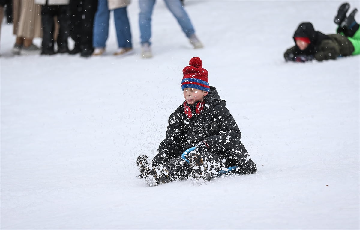 Bursa merkezden kara yoluyla yaklaşık 40 kilometre uzaklıkta bulunan ve ayrıca 9 kilometrelik...