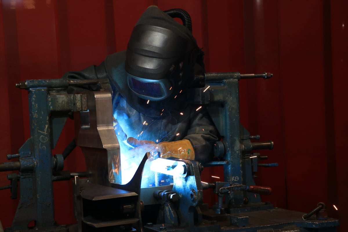 Bursa'da kaynakçılık kursuna katılıp başarıyla tamamlayan 4 kadın, istihdam edildikleri firmada...