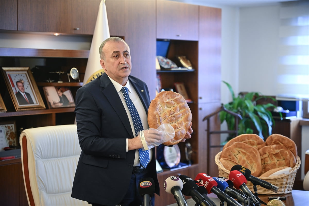 Türkiye Fırıncılar Federasyonu Başkanı Halil İbrahim Balcı, Federasyon Genel Merkezi'nde...