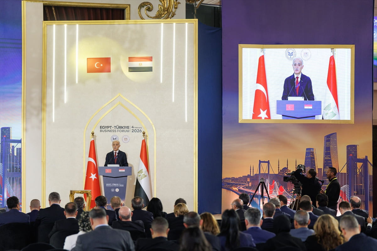 Türk ve Mısırlı iş insanları Mısır'ın başkenti Kahire'de düzenlenen Mısır-Türkiye İş Forumu'nda...