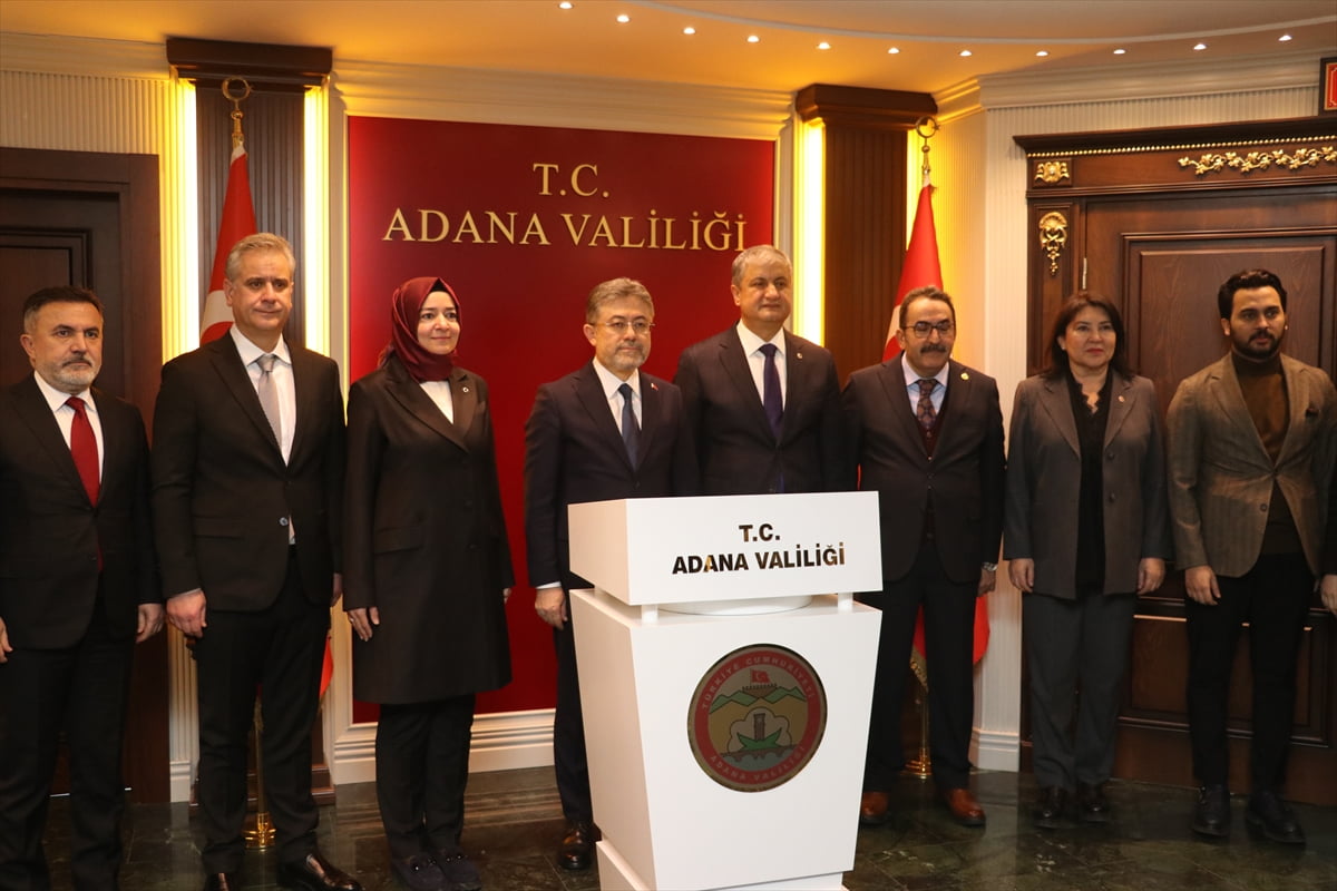 Tarım ve Orman Bakanı İbrahim Yumaklı (solda), Adana Valiliğini ziyaret etti. Valilik şeref...